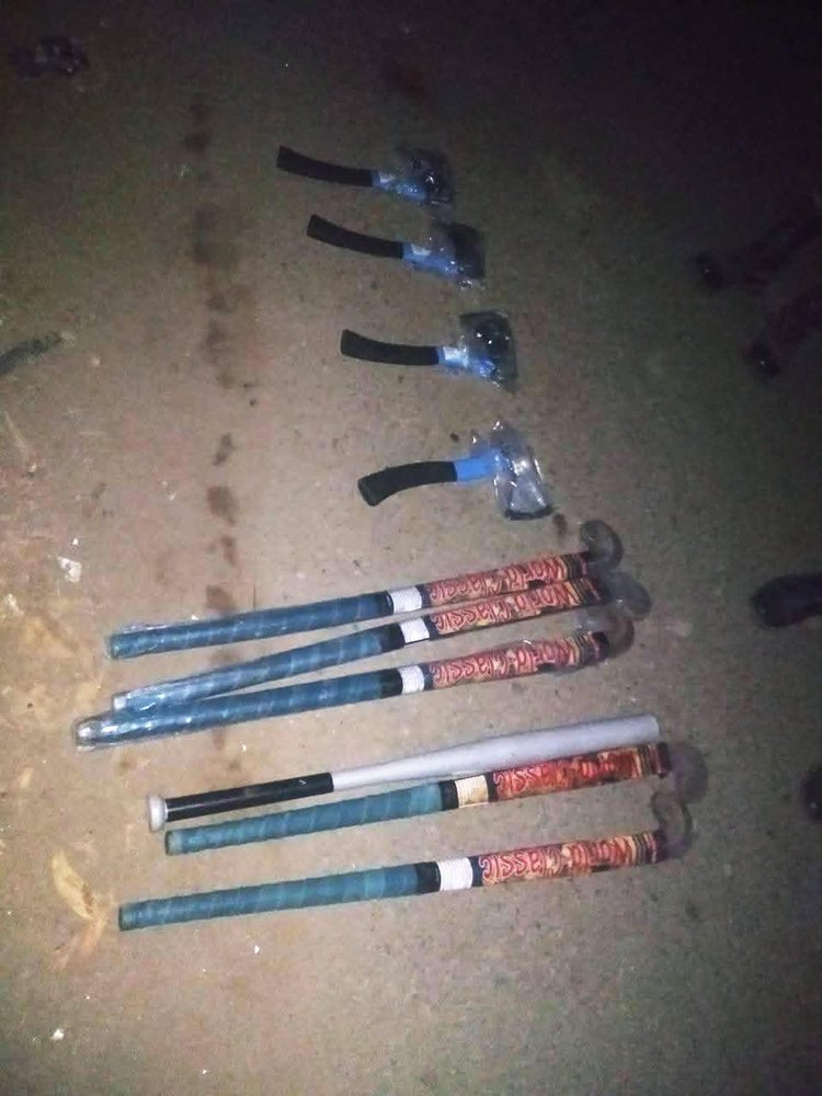 উদ্ধার দেশীয় অস্ত্র। ছবি: আজকের পত্রিকা