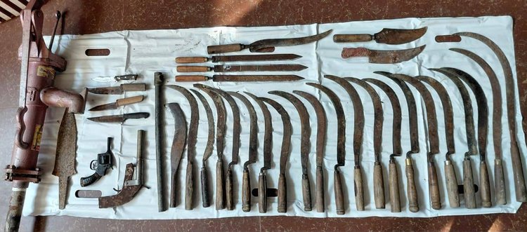 জব্দ অস্ত্র ও টিউবওয়েল। ছবি: আজকের পত্রিকা