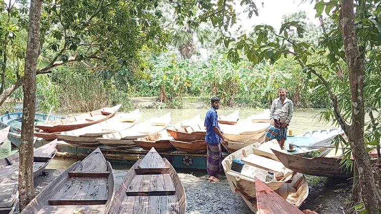 ট্রলারে করে ডিঙি নৌকা নিয়ে এসেছেন ব্যবসায়ীরা। ছবি: আজকের পত্রিকা