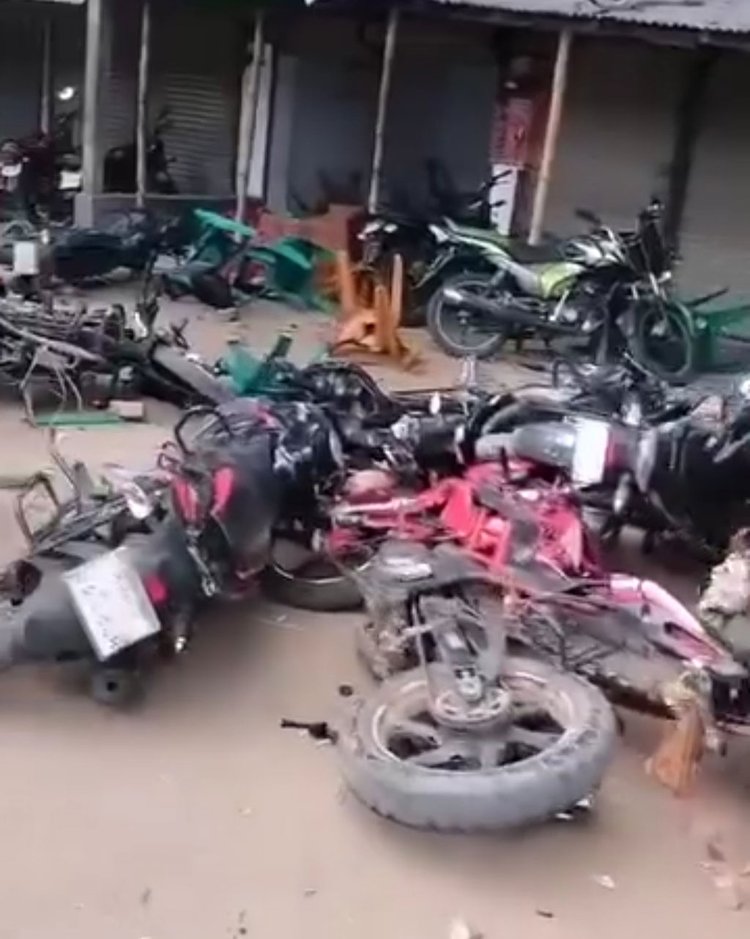 আটঘরিয়া দেবোত্তর বাজারে বিএনপি ও জামায়াতের সংঘর্ষে ভাঙচুর করা মোটরসাইকেল। ছবি: আজকের পত্রিকা