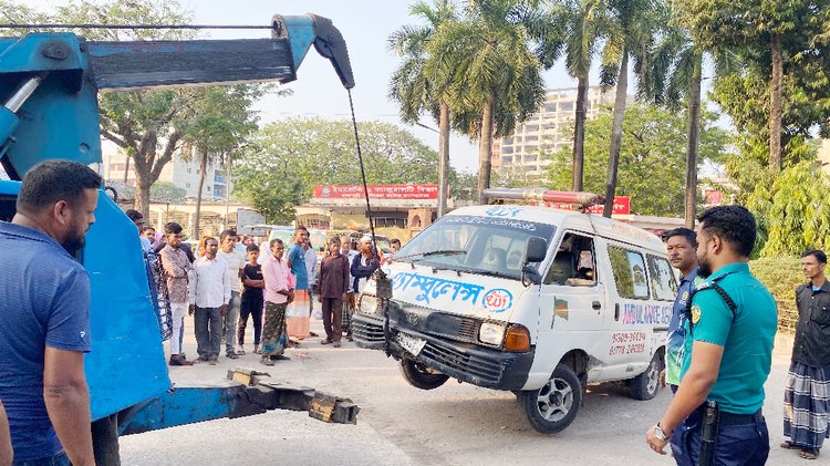 অ্যাম্বুলেন্সটি জব্দ করে আইনশৃঙ্খলা রক্ষাকারী বাহিনী। ছবি: আজকের পত্রিকা
