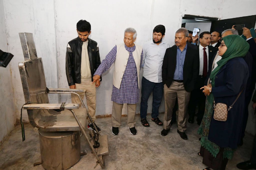 আয়নাঘর ঘুরে দেখলেন প্রধান উপদেষ্টা, দেখুন ছবিতে