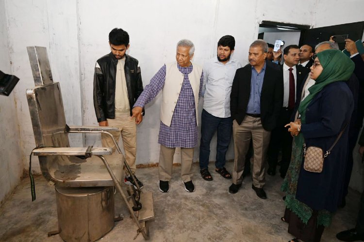 গোপন বন্দিশালায় দেখা গেল ইলেকট্রিক শক দিয়ে নির্যাতনের চেয়ার। ছবি: প্রধান উপদেষ্টার প্রেস উইং