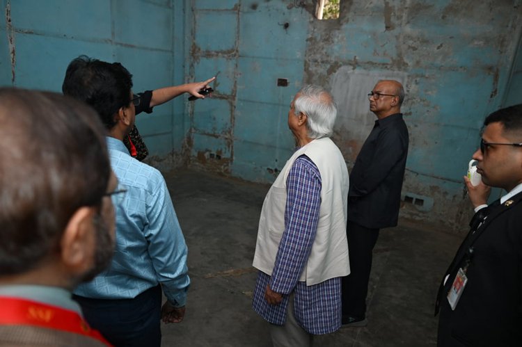 বুধবার আওয়ামী লীগ আমলের গোপন বন্দিশালা পরিদর্শন করেন প্রধান উপদেষ্টা ড. মুহাম্মদ ইউনূস। ছবি: প্রধান উপদেষ্টার প্রেস উইং