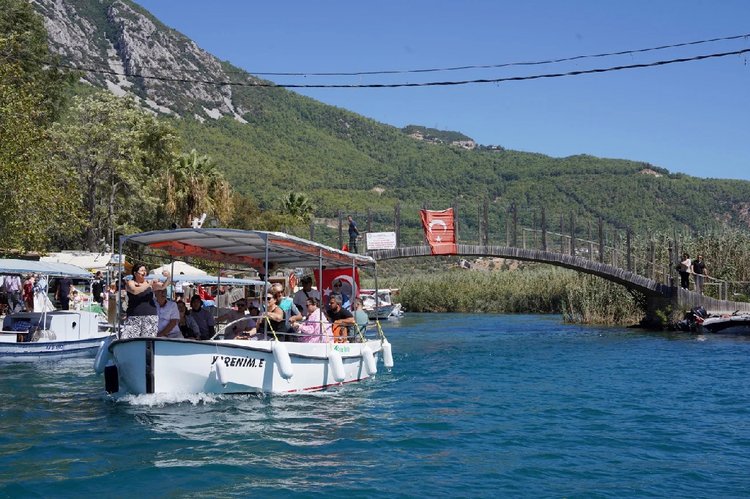 আকিয়াকা গ্রাম দেখতে আসা একদল পর্যটক। ছবি: সিএনএন