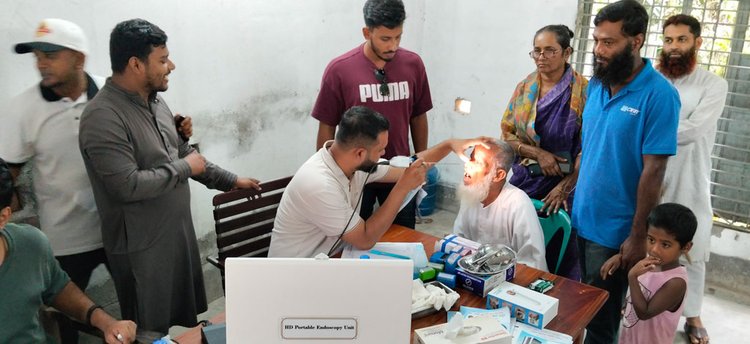 ক্যাম্পে নাক, কান ও গলা, মেডিসিন, অর্থোপেডিকস ও গাইনি বিষয়ে বিশেষজ্ঞ চিকিৎসকেরা রোগীদের পরামর্শ দেন। ছবি: আজকের পত্রিকা