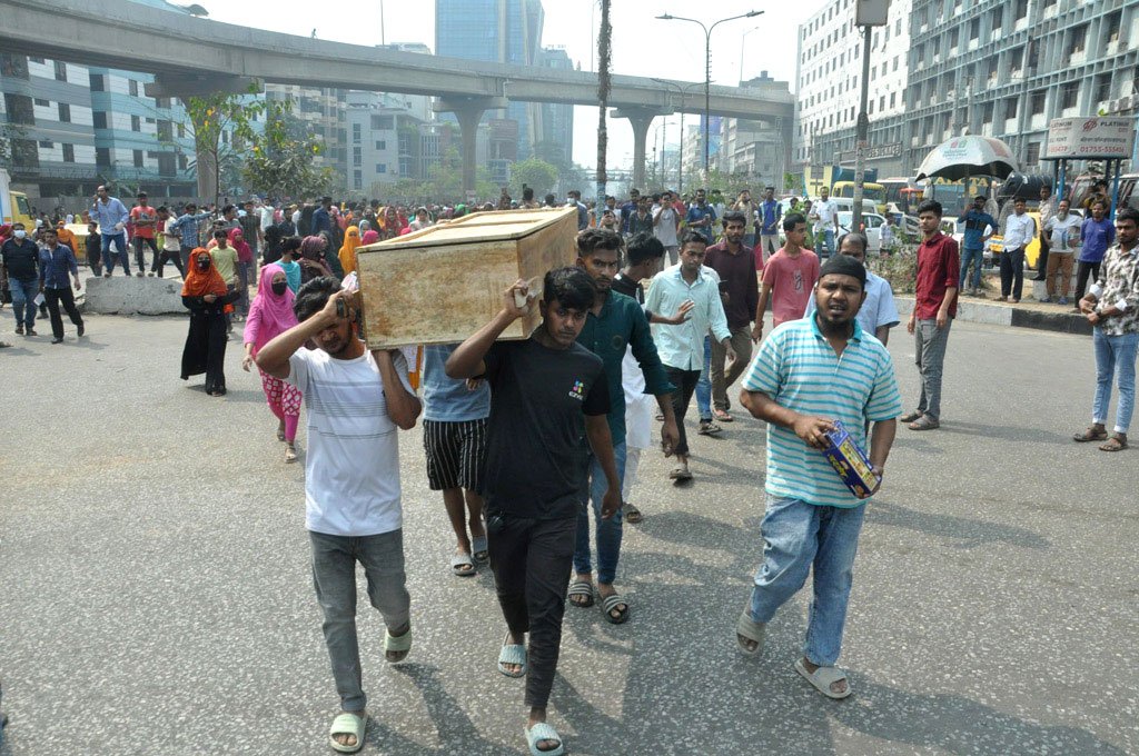 রাজধানীতে পোশাকশ্রমিককে চাপা দেওয়া পিকআপ ভ্যানের রেজিস্ট্রেশন স্থগিত