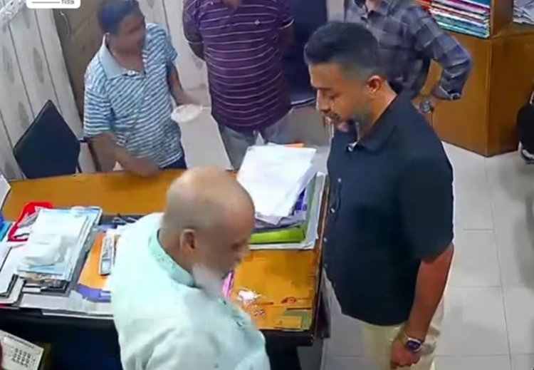 নগরীর সদর রোডে অবস্থিত অগ্রণী হাউজিং অফিসে ঢুকে এমডিকে মারপিট করেন মোস্তাফিজুর রহমান লিটু। ছবি: সিসিটিভি ফুটেজ থেকে নেওয়া