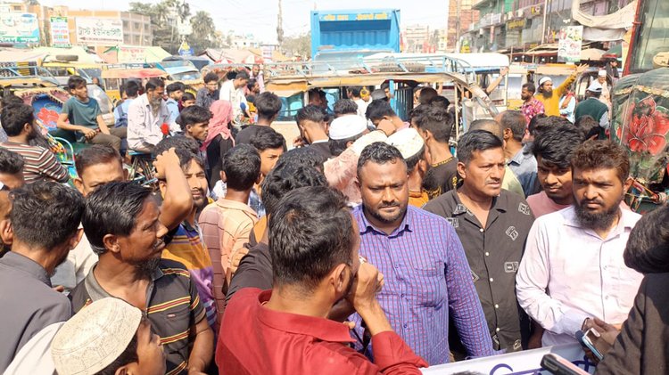 মহাসড়ক অবরোধ করে মানববন্ধন করেছেন চৌমাথা বাজারের ক্ষুদ্র ফল ব্যবসায়ীরা। ছবি: আজকের পত্রিকা