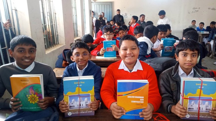 নতুন বই পেয়ে উচ্ছ্বসিত শিক্ষার্থীরা। ছবি: সংগৃহীত