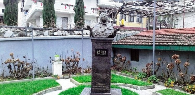 বুলগেরিয়ায় বাবা ভাঙ্গার মূর্তি। ছবি: স্ক্রিনশট