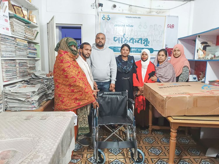 অসুস্থ বৃদ্ধাকে হুইলচেয়ার বিতরণ করে পাঠকবন্ধু মাদারীপুর জেলা শাখা। ছবি: পাঠকবন্ধু