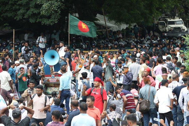 চাকরিচ্যুত বিডিআর সদস্যদের পদযাত্রা। ছবি: আজকের পত্রিকা