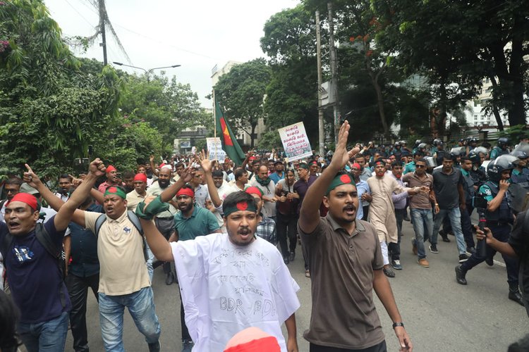 চাকরিচ্যুত বিডিআর সদস্যদের পদযাত্রা। ছবি: আজকের পত্রিকা