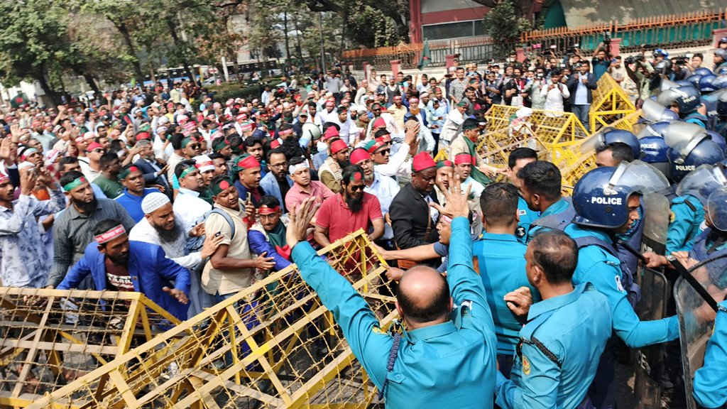 হাসনাতের আশ্বাসে সড়ক ছাড়বেন না চাকরিচ্যুত বিডিআর সদস্যরা