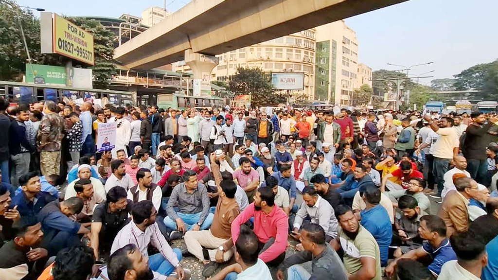 বিডিআর হত্যার তদন্ত প্রতিবেদনে আইজিপি বাহারুলের নাম, অপসারণের দাবিতে শাহবাগে পিন্টু সমর্থকেরা