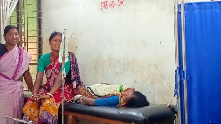 হাসপাতালে চিকিৎসাধীন বৃদ্ধা। ছবি: আজকের পত্রিকা