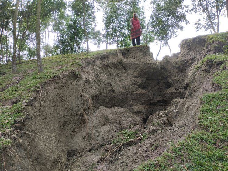 শহরের কুটিপাড়া, ডেভিড কোম্পানিপাড়া ও জুম্মাপাড়া এলাকায় বাঁধের বেহাল অবস্থা। ছবি: আজকের পত্রিকা
