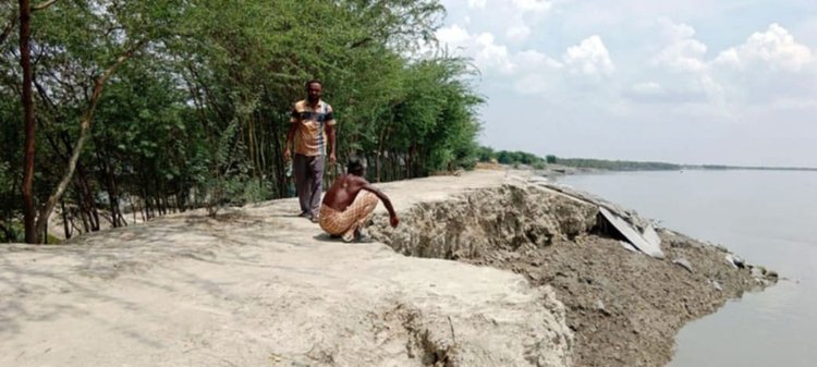 কয়রায় এখনো বেড়িবাঁধ ঝুঁকিপূর্ণ রয়েছে। ছবি: আজকের পত্রিকা