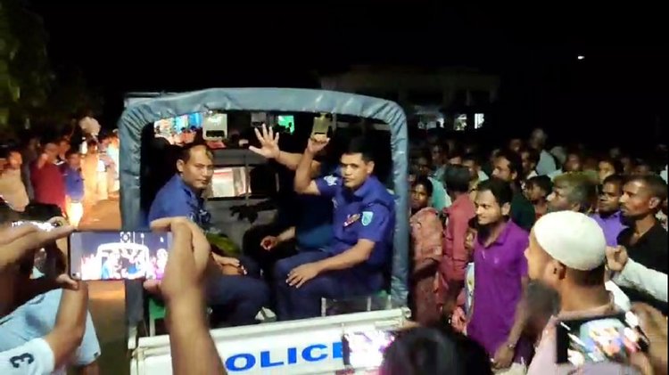 পঞ্চগড়ের বোদা উপজেলার ঝলইশালশিড়ি ইউপির সদস্যদের গতকাল সোমবার রাতে পরিষদ চত্বরে অবরুদ্ধ করে স্থানীয় লোকজন। পরে পুলিশ তাঁদের আটক করে থানায় নেয়। ছবি: আজকের পত্রিকা