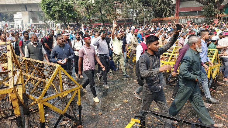 শিক্ষা ভবনের সামনে পুলিশের ব্যারিকেড ভেঙে দেন আন্দোলনকারীরা। ছবি: আজকের পত্রিকা