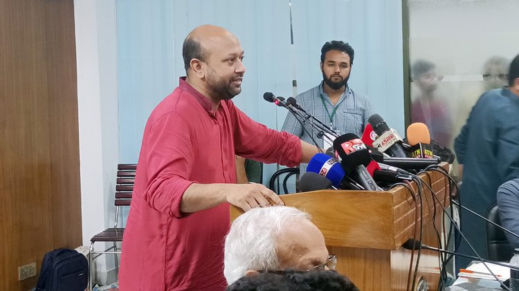 রাজধানীর সেগুনবাগিচায় আন্তর্জাতিক মাতৃভাষা ইনস্টিটিউটে আজ শনিবার বিকেলে ‘জুলাই সনদ: আকাঙ্ক্ষা ও বাস্তবায়ন’ বিষয়ক এক গোলটেবিল বৈঠকে বক্তব্য দেন ‎আমার বাংলাদেশ (এবি) পার্টির সাধারণ সম্পাদক ব্যারিস্টার আসাদুজ্জামান ফুয়াদ। ছবি: আজকের পত্রিকা