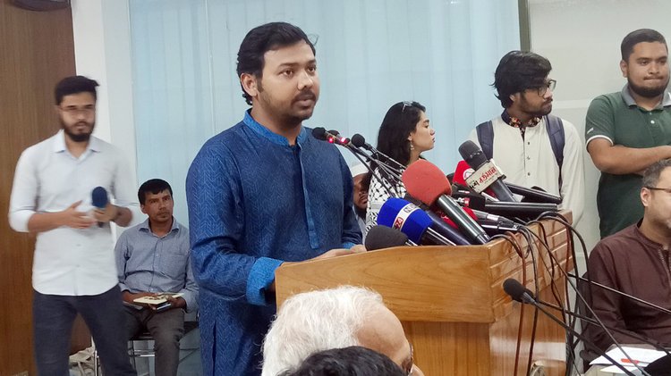 রাজধানীর সেগুনবাগিচায় আন্তর্জাতিক মাতৃভাষা ইনস্টিটিউটে আজ শনিবার বিকেলে ‘জুলাই সনদ: আকাঙ্ক্ষা ও বাস্তবায়ন’ বিষয়ক এক গোলটেবিল বৈঠকে বক্তব্য দেন এনসিপি নেতা সারোয়ার তুষার। ছবি: আজকের পত্রিকা