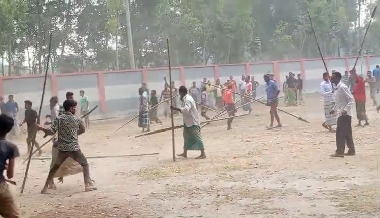 শেরপুর সদরের হরিণধরা উচ্চবিদ্যালয়ে দুই পক্ষের সংঘর্ষ। ছবি: আজকের পত্রিকা