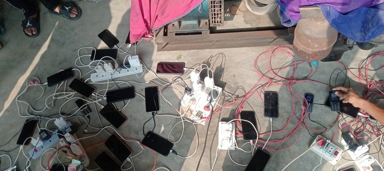 জেনারেটরে চার্জ দেওয়া হচ্ছে মোবাইল ফোন। ছবি: আজকের পত্রিকা