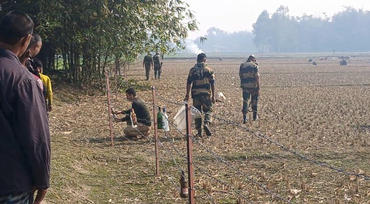 লালমনিরহাটের পাটগ্রাম উপজেলার দহগ্রাম সীমান্তের সরকার পাড়ার এলাকার বাংলাদেশ-ভারত প্রধান ৮ নম্বর পিলার এলাকায় নির্মিত কাঁটাতারের বেড়ায় খালি মদের বোতল ঝুলিয়ে দিচ্ছে বিএসএফ সদস্যরা। ছবি: আজকের পত্রিকা