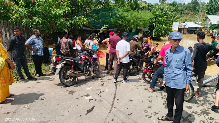 আজ মঙ্গলবার ভারী বৃষ্টি ও পাহাড়ি ঢলে রাঙামাটির বাঘাইছড়ি উপজেলার সাজেক-মাচালং সড়কের একটি অংশ পানিতে তলিয়ে যায়। ভেলায় করে পর্যটকদের পারাপার করা হচ্ছে। ছবি: আজকের পত্রিকা