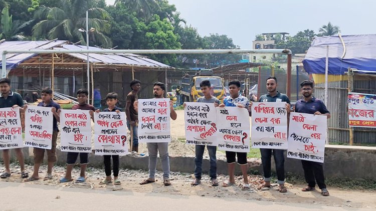 মেলার জন্য স্কুলের মাঠ খুঁড়ে তৈরি করা হচ্ছে পাকা দোকানঘর ও অফিস কক্ষ। ছবি: আজকের পত্রিকা