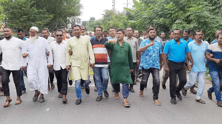 আজ সকাল ৯টা থেকে নেতা-কর্মীরা মিছিল নিয়ে জেলা নির্বাচন কর্মকর্তার কার্যালয়ের সামনে অবস্থান নেন। ছবি: আজকের পত্রিকা