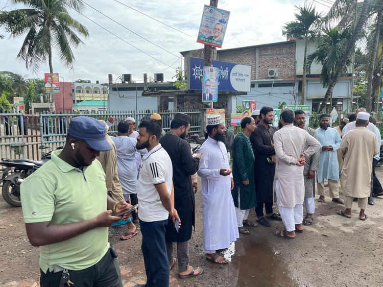 সকাল থেকেই জেলা নির্বাচন কর্মকর্তার কার্যালয় ও জেলা প্রশাসকের কার্যালয়ের সামনে মিছিল করেন হরতালের সমর্থকেরা