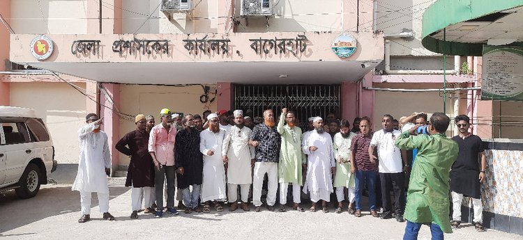 পৌনে ৯টার দিকে নেতা-কর্মীরা জেলা প্রশাসকের কার্যালয়ের ভবনের সামনে অবস্থান নেন। ছবি: আজকের পত্রিকা