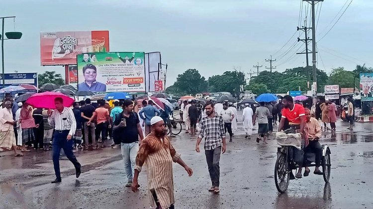 ঢাকা-খুলনা-মোংলা মহাসড়ক অবরোধ করেন বাগেরহাটবাসী। ছবি: আজকের পত্রিকা