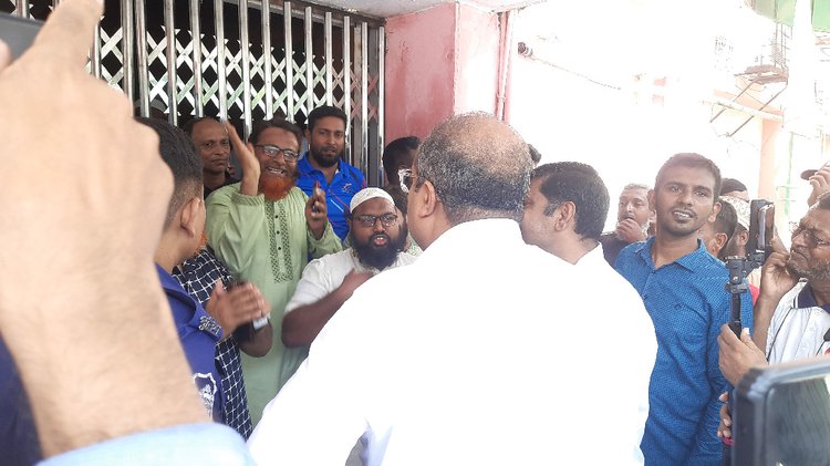সকাল সাড়ে ৮টার দিকে বিক্ষোভকারীরা জেলা নির্বাচন অফিসের প্রধান ফটকে তালা ঝুলিয়ে দেয়। ছবি: আজকের পত্রিকা