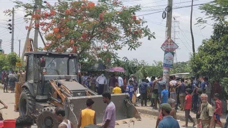 বাগেরহাট-পিরোজপুর মহাসড়কের পাশ থেকে আজ বুধবার অবৈধ স্থাপনা গুঁড়িয়ে দেয় সড়ক বিভাগ। ছবি: আজকের পত্রিকা