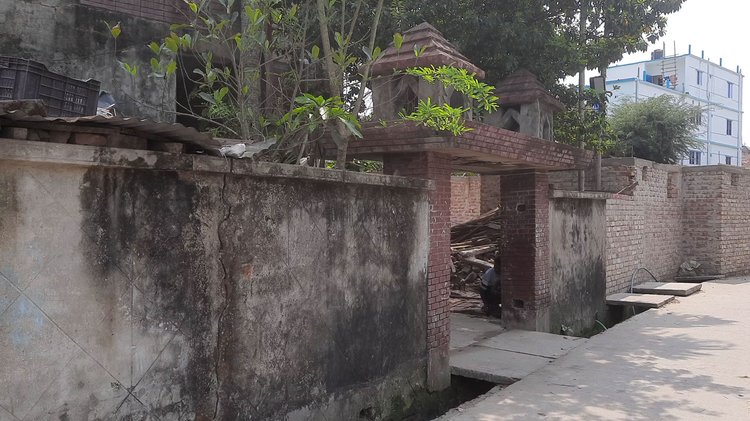 বাগেরহাটের খুলনা-মোংলা মহাসড়কে বাস-মাইক্রো বাসের সংঘর্ষে ৯ স্বজনসহ নিহত আব্দুর রাজ্জাকের বাড়িতে নেই ঈদের আনন্দ। ছবিটি গতকাল শুক্রবার তোলা। আজকের পত্রিকা