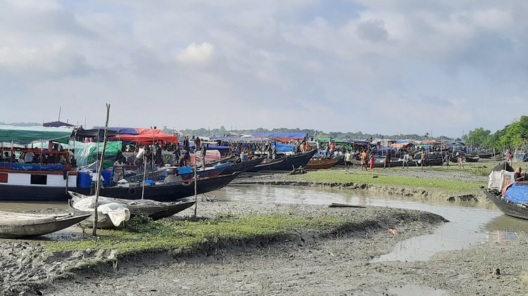 সুন্দরবনের দুবলার চরে রাসপূর্ণিমা উৎসবে অংশ নিতে যাচ্ছেন সনাতন ধর্মাবলম্বীরা। আজ সোমবার বাগেরহাটের মোংলা উপজেলায়। ছবি: আজকের পত্রিকা