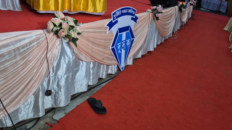 বগুড়ায় দুদক চেয়ারম্যানের দিকে জুতা নিক্ষেপ। ছবি: আজকের পত্রিকা