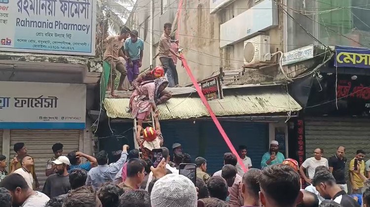 আগুন লাগার পর উদ্ধার করা হচ্ছে ভবনের বাসিন্দাদের। ছবি: আজকের পত্রিকা