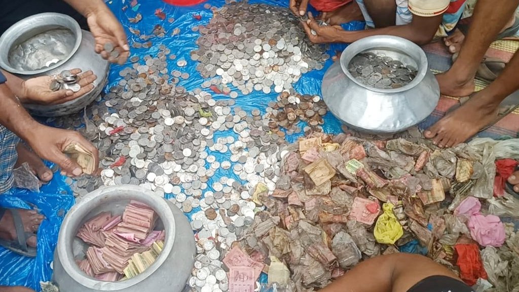 ভিক্ষুকের ঘরে দুই বস্তার টাকা গুনে যা পাওয়া গেল
