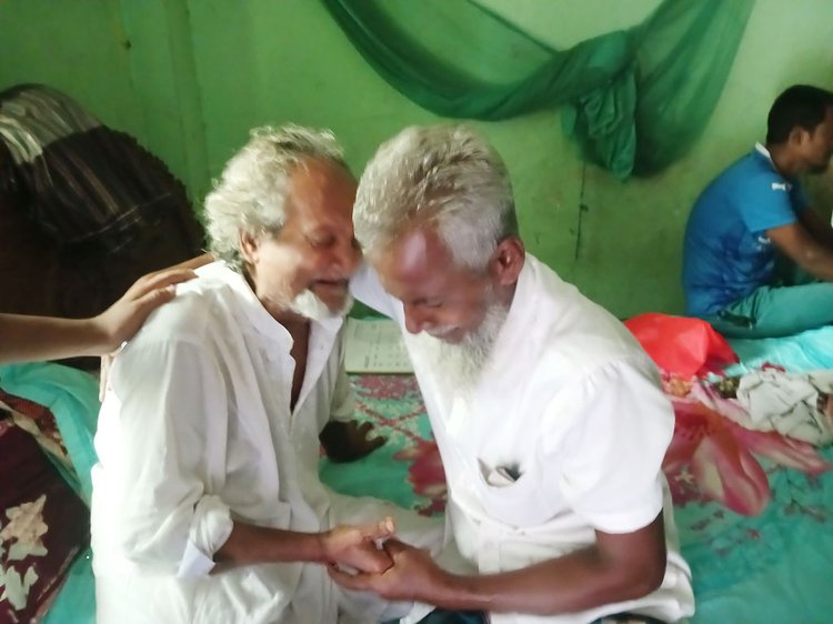 নিহতের স্বজনেরা আহাজারি করছেন। ছবি: আজকের পত্রিকা