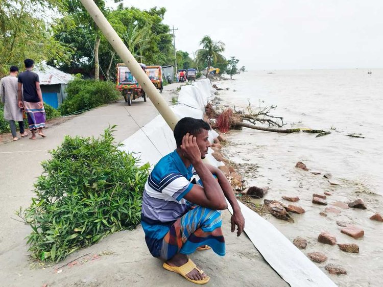 বঙ্গোপসাগরে সৃষ্ট নিম্নচাপের প্রভাবে ভোলার চরফ্যাশনে মেঘনা নদীর ঢেউয়ের আঘাতে ভেঙে গেছে বেড়িবাঁধ। ছবি: আজকের পত্রিকা