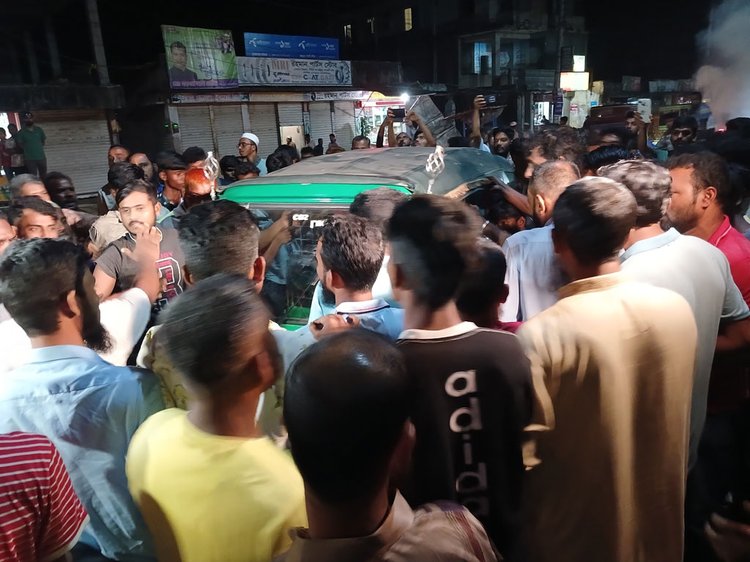 ভোলায় বাস-অটোরিকশার শ্রমিকদের মধ্যে সংঘর্ষ। ছবি: আজকের পত্রিকা