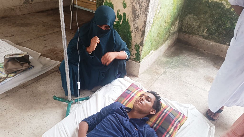 ভোলায় চাঁদা না দেওয়ায় সাংবাদিকের ওপর হামলা, আহত ৪