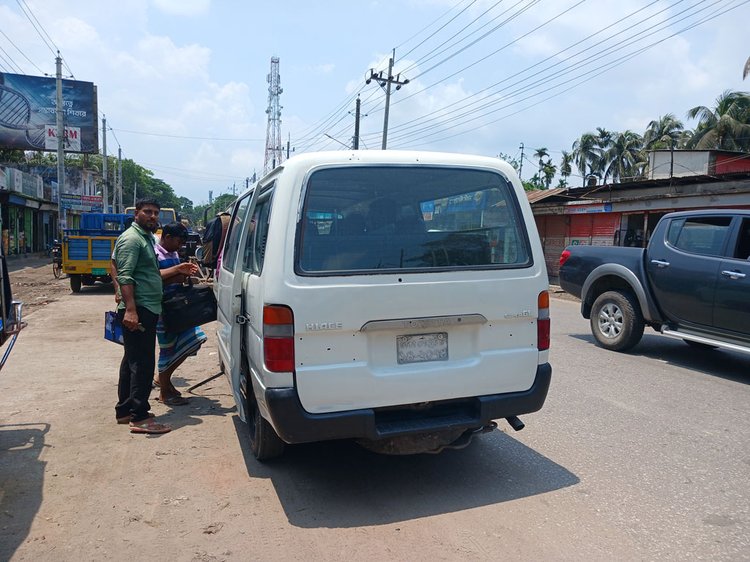 ভোলায় বাস বন্ধ থাকায় বিকল্প যানের সন্ধান করছেন যাত্রীরা। ছবি: আজকের পত্রিকা