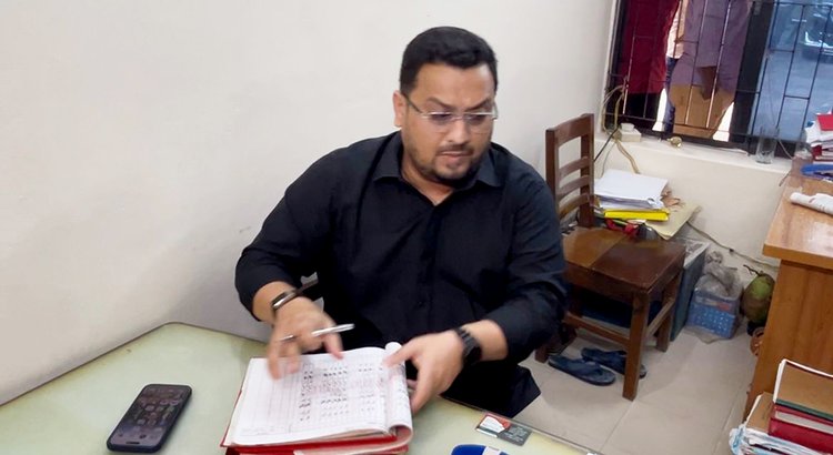 আজ সোমবার সকালে নারায়ণগঞ্জ সদর ভূমি অফিস আকস্মিক পরিদর্শন করেন ভূমি ও পার্বত্য চট্টগ্রাম বিষয়ক প্রতিমন্ত্রী মীর মোহাম্মদ হেলাল উদ্দীন। ছবি: সংগৃহীত