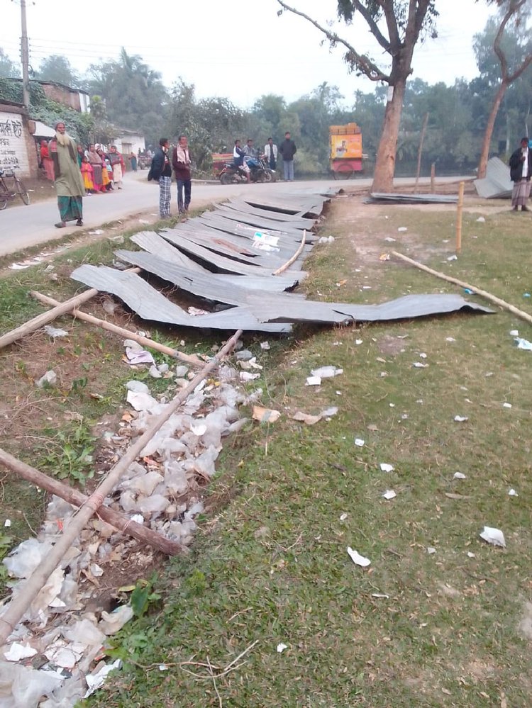 নারী ফুটবল টুর্নামেন্ট খেলার আয়োজন করায় গত মঙ্গলবার বিকেলে জয়পুরহাটের আক্কেলপুর উপজেলা তিলকপুর উচ্চ বিদ্যালয় মাঠের টিনের বেড়া ভাঙচুর করে স্থানীয় মুসল্লিরা। ভাঙচুর শেষে ওই মাঠেই তাঁরা অবন্থান নেন। ছবি: আজকের পত্রিকা